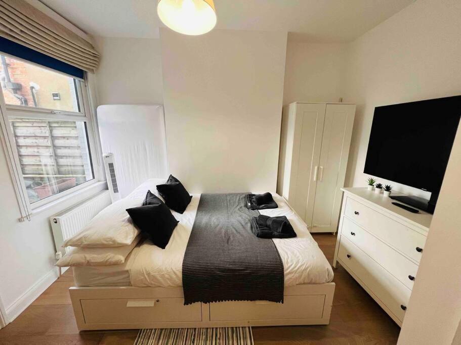 Lovely 2 Bedroom Ground Floor Flat With Garden. Londra Dış mekan fotoğraf
