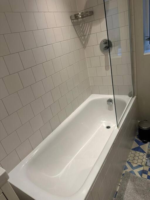 Lovely 2 Bedroom Ground Floor Flat With Garden. Londra Dış mekan fotoğraf