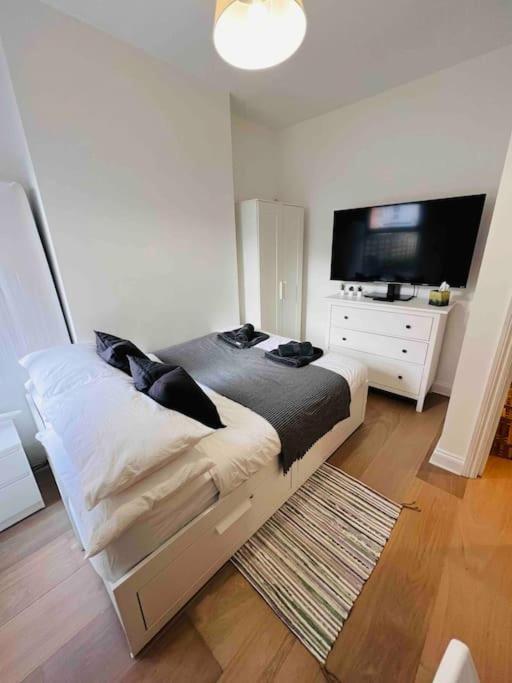 Lovely 2 Bedroom Ground Floor Flat With Garden. Londra Dış mekan fotoğraf