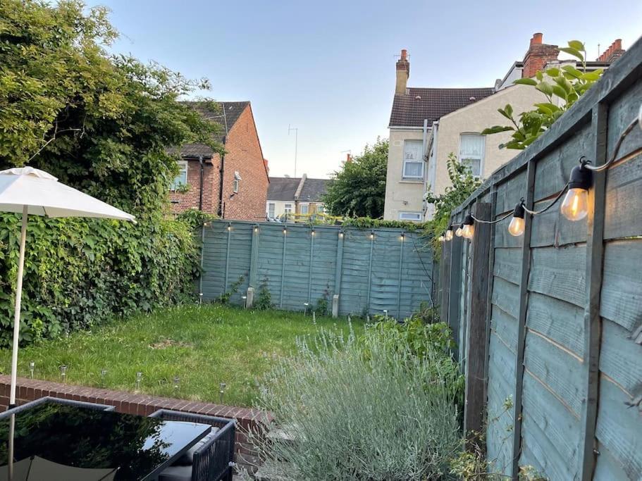Lovely 2 Bedroom Ground Floor Flat With Garden. Londra Dış mekan fotoğraf
