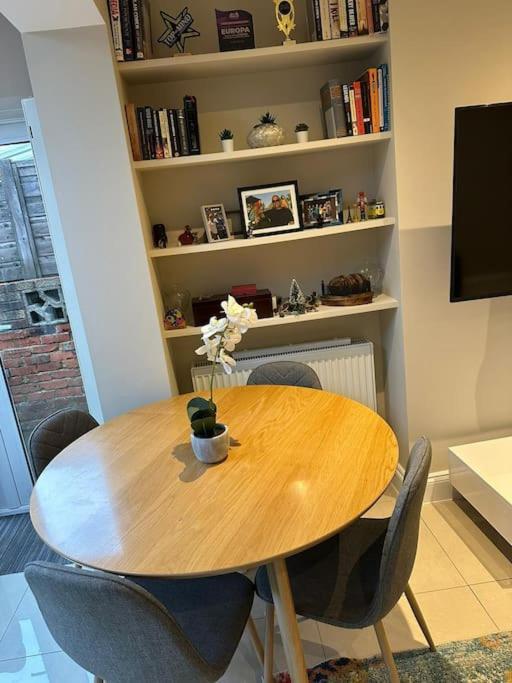 Lovely 2 Bedroom Ground Floor Flat With Garden. Londra Dış mekan fotoğraf