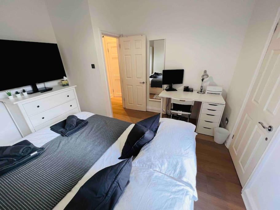 Lovely 2 Bedroom Ground Floor Flat With Garden. Londra Dış mekan fotoğraf