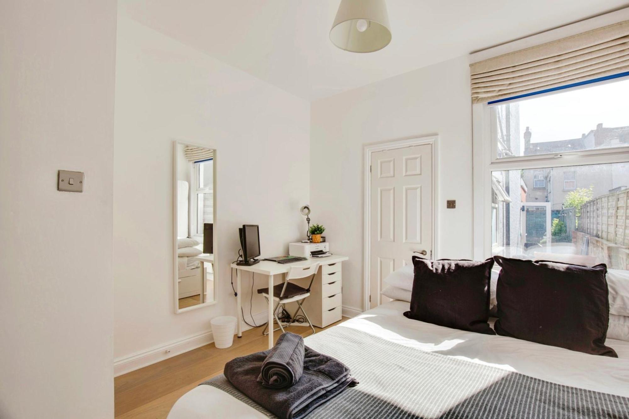 Lovely 2 Bedroom Ground Floor Flat With Garden. Londra Dış mekan fotoğraf
